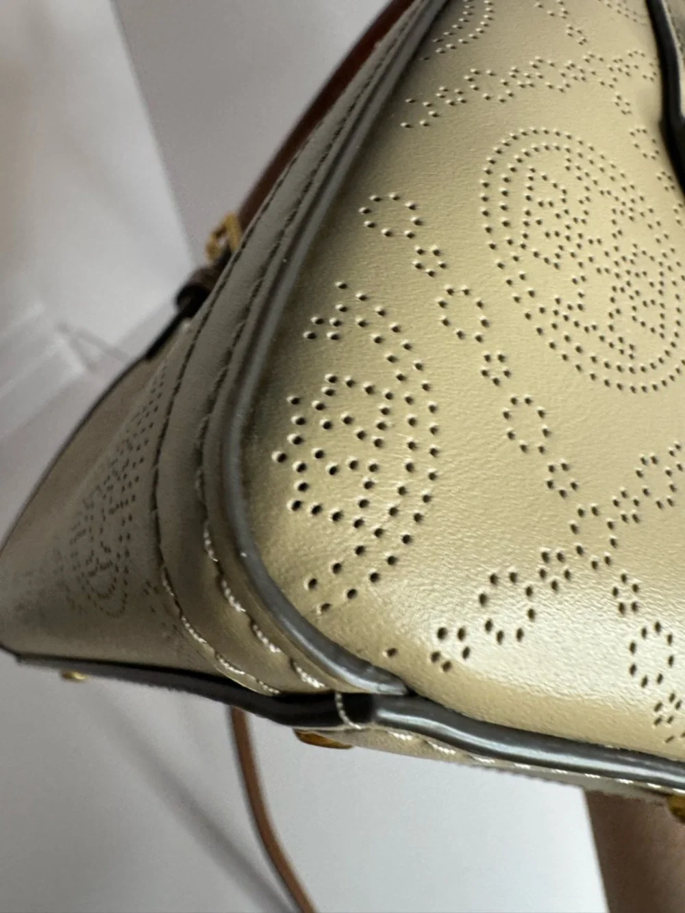 #261 Tory Burch Like New T Monogram Perforated Mini Barrel Bag Almond Flour - Picture 10 of 15